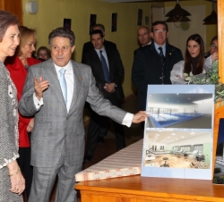 Doña Sofía durante la presentación, mediante infografías, del proyecto de Centro de Rehabilitación que se encuentra en fase de construcción